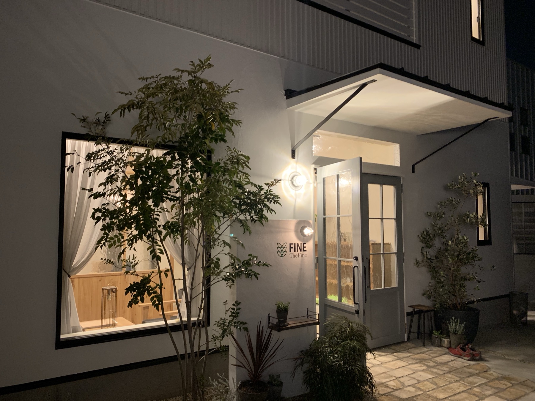 夜の入口。明かりがついている